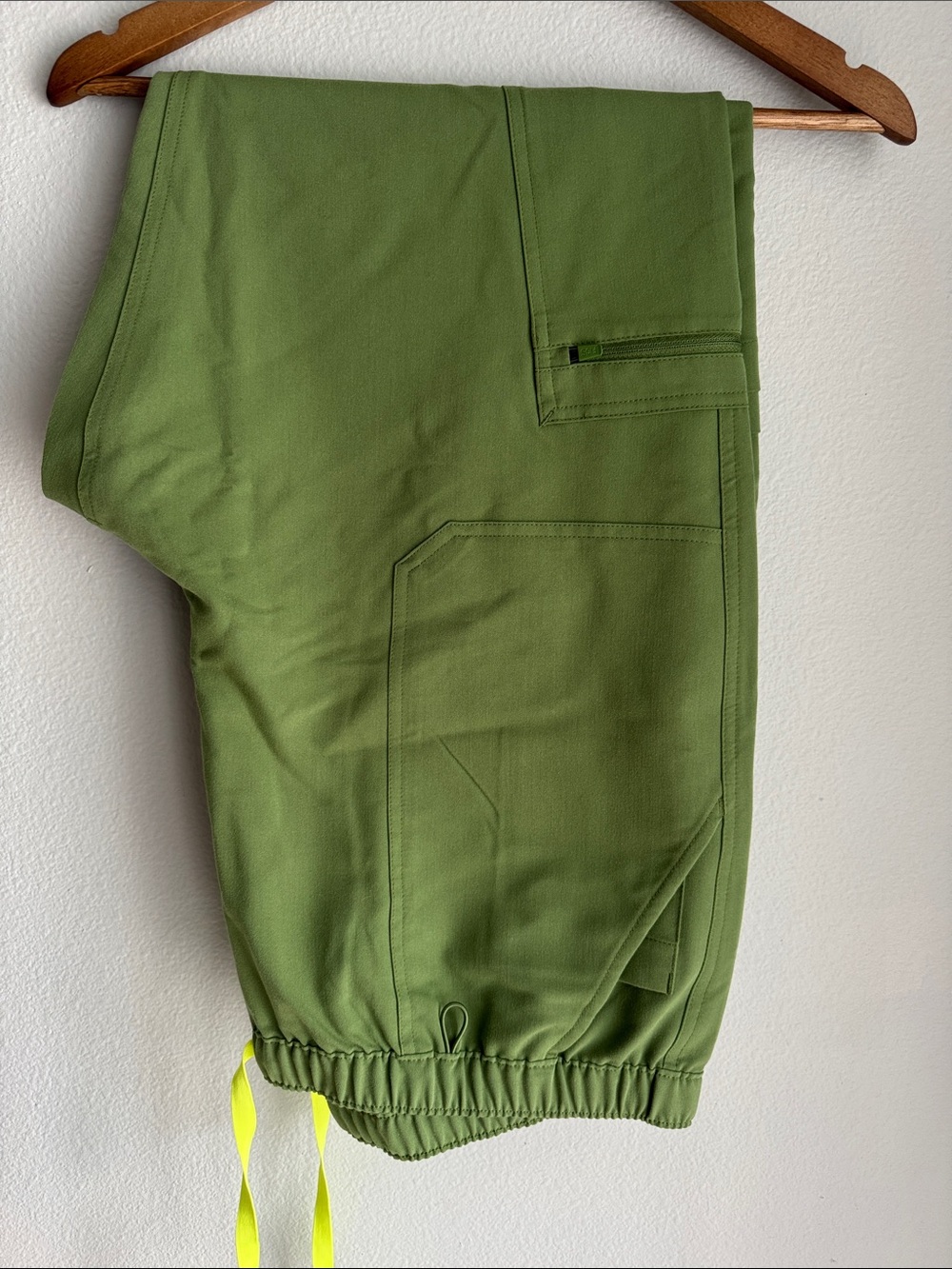 Figs scrub cargo style. XXL